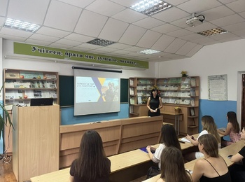 «Перемагає той, хто пам’ятає»: перша лекція нового навчального року вшанувала пам’ять захисників України
