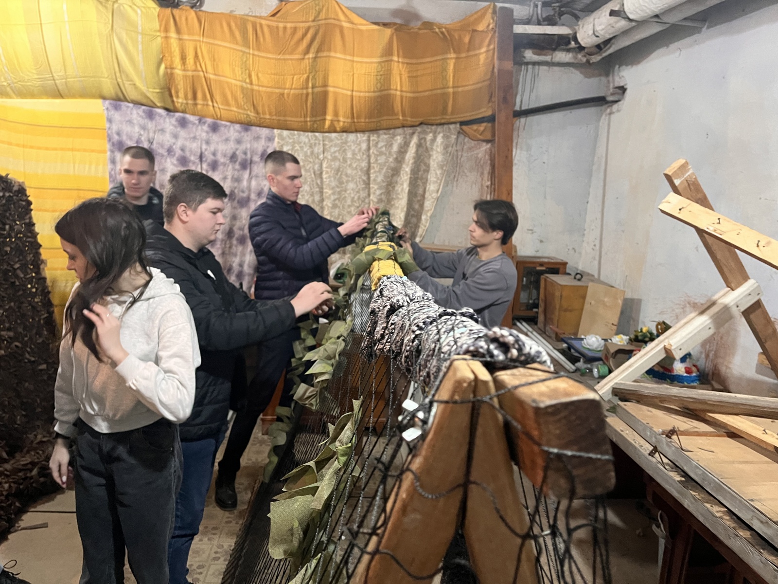 Долучилися до плетіння маскувальних сіток для фронту