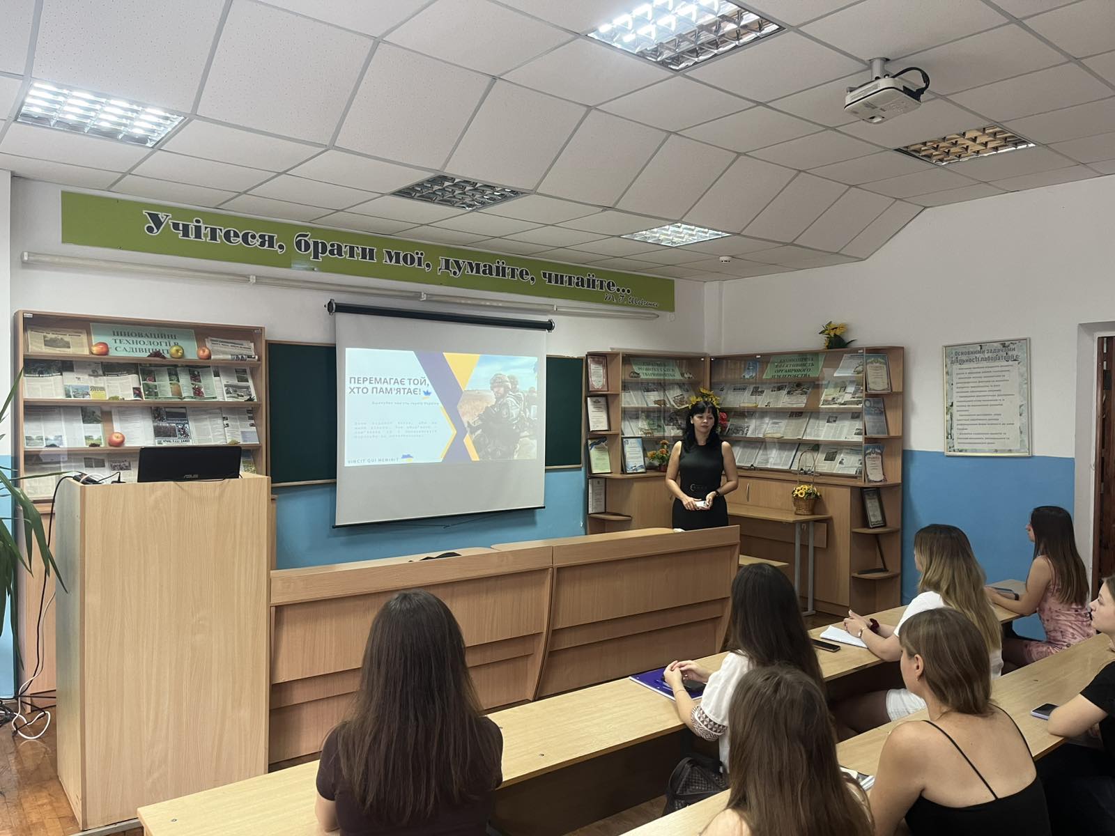 «Перемагає той, хто пам’ятає»: перша лекція нового навчального року вшанувала пам’ять захисників України